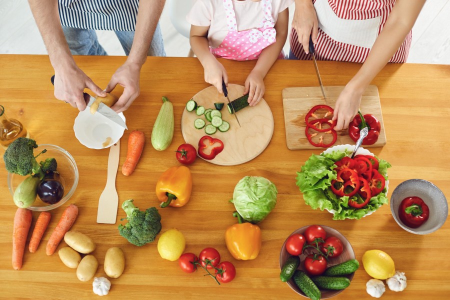 Quelles sont les étapes pour créer un menu équilibré pour la semaine et sa liste de courses associée ?